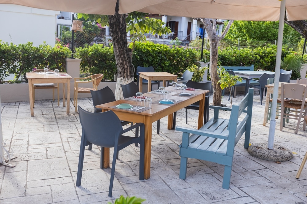 round vs rectangular patio coffee tables for Carolina patios